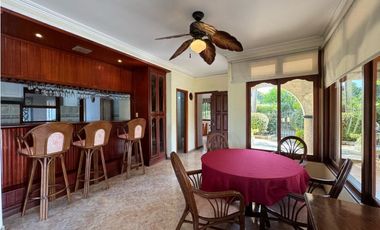 Casa en conjunto cerrado con vista lejana al mar