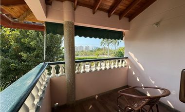 Casa en conjunto cerrado con vista lejana al mar