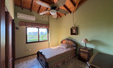Casa en conjunto cerrado con vista lejana al mar