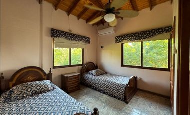 Casa en conjunto cerrado con vista lejana al mar