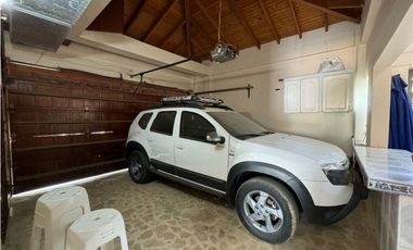 Casa en conjunto cerrado con vista lejana al mar