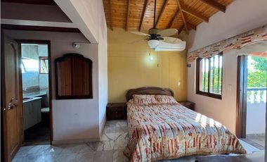 Casa en conjunto cerrado con vista lejana al mar
