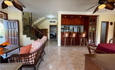 Casa en conjunto cerrado con vista lejana al mar
