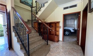 Casa en conjunto cerrado con vista lejana al mar