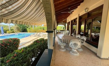 Casa en conjunto cerrado con vista lejana al mar