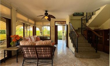 Casa en conjunto cerrado con vista lejana al mar