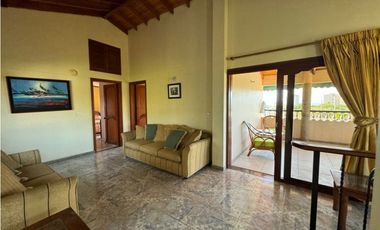 Casa en conjunto cerrado con vista lejana al mar