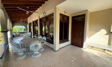 Casa en conjunto cerrado con vista lejana al mar
