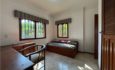Casa en conjunto cerrado con vista lejana al mar