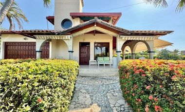 Casa en conjunto cerrado con vista lejana al mar