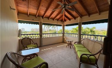Casa en conjunto cerrado con vista lejana al mar
