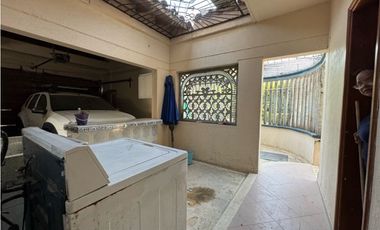 Casa en conjunto cerrado con vista lejana al mar