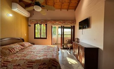Casa en conjunto cerrado con vista lejana al mar