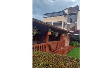 VENDO CASA ESTILO CABAÑA EN COTA(GU)