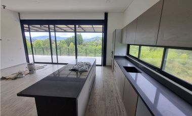 Casa en venta para estrenar un nivel en El Peñol - La Cristalina