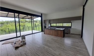 Casa en venta para estrenar un nivel en El Peñol - La Cristalina