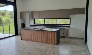 Casa en venta para estrenar un nivel en El Peñol - La Cristalina