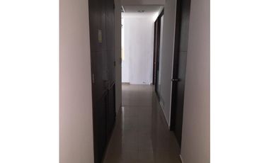 OFICINA EN BOCAGRANDE CON BUENOS ACABADOS