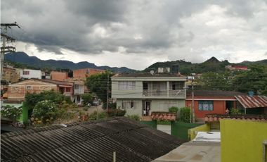 Maat vende Casa Urbana, San Rafael-Villeta 480m2 $500Millones