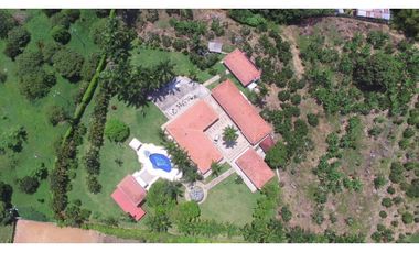 SE VENDE ESPECTACULAR FINCA EN CERRITOS.