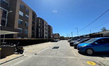 Arriendo apartamento esquinero cuarto piso en cajica en conjunto.