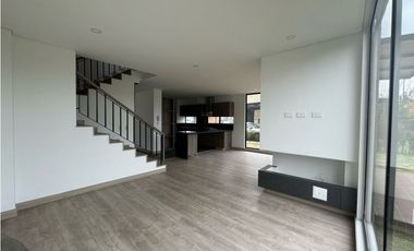 Arriendo Hermosa Casa Campestre en Cajicá en conjunto cerrado  .