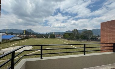 Arriendo Hermosa Casa Campestre en Cajicá en conjunto cerrado  .