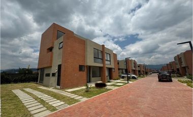 Arriendo Hermosa Casa Campestre en Cajicá en conjunto cerrado  .