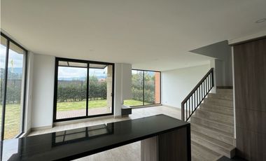 Arriendo Hermosa Casa Campestre en Cajicá en conjunto cerrado  .