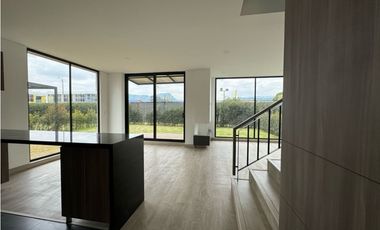 Arriendo Hermosa Casa Campestre en Cajicá en conjunto cerrado  .