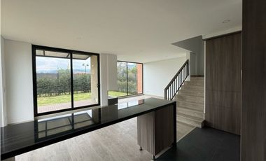 Arriendo Hermosa Casa Campestre en Cajicá en conjunto cerrado  .