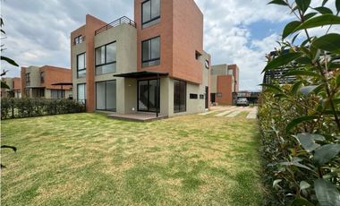 Arriendo Hermosa Casa Campestre en Cajicá en conjunto cerrado  .