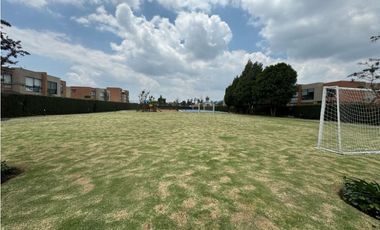 Arriendo Hermosa Casa Campestre en Cajicá en conjunto cerrado  .