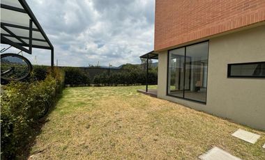 Arriendo Hermosa Casa Campestre en Cajicá en conjunto cerrado  .