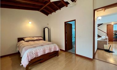 CASA CON PISCINA PRIVADA EN SABANETA