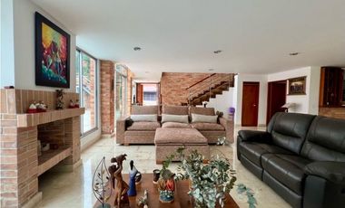 CASA CON PISCINA PRIVADA EN SABANETA