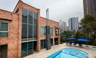 CASA CON PISCINA PRIVADA EN SABANETA
