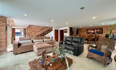 CASA CON PISCINA PRIVADA EN SABANETA