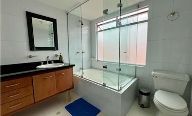 CASA CON PISCINA PRIVADA EN SABANETA