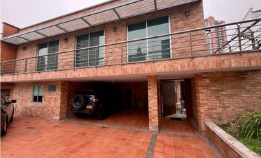 CASA CON PISCINA PRIVADA EN SABANETA