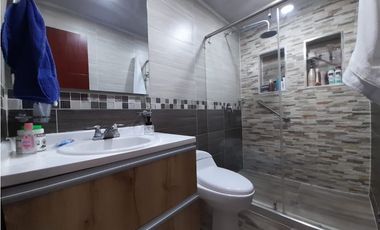 Casa esquinera de dos pisos más terraza en venta Portal Del Recreo