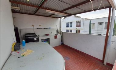 Casa esquinera de dos pisos más terraza en venta Portal Del Recreo
