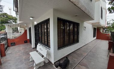 Casa esquinera de dos pisos más terraza en venta Portal Del Recreo