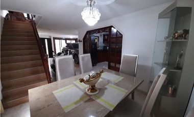 Casa esquinera de dos pisos más terraza en venta Portal Del Recreo