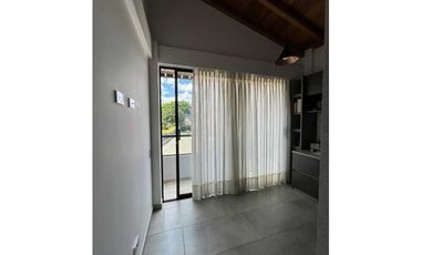 Casa esquinera a la venta Urbanización cerrada