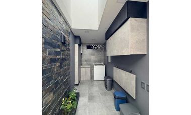 Casa esquinera a la venta Urbanización cerrada