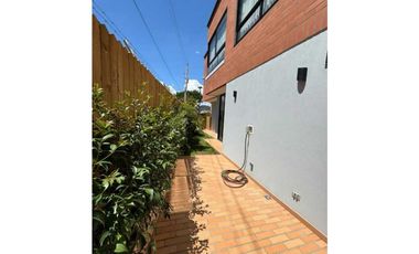 Casa esquinera a la venta Urbanización cerrada