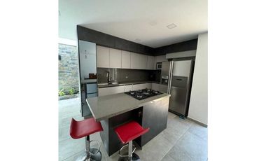 Casa esquinera a la venta Urbanización cerrada