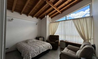 Casa esquinera a la venta Urbanización cerrada