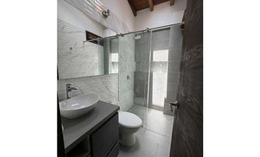 Casa esquinera a la venta Urbanización cerrada